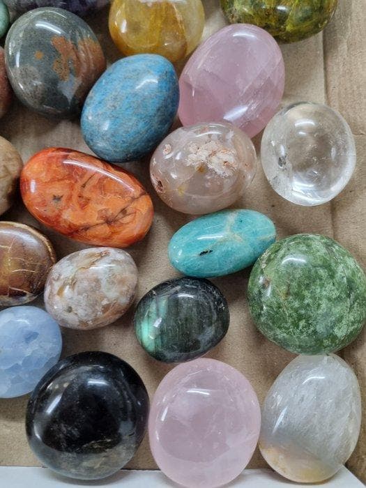 Gros lot HQ pierres de paume, différents minéraux, de 7,6 à, Collections, Minéraux & Fossiles