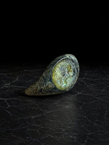 Oud-Romeins, Keizerrijk Brons Ring met geelgroen