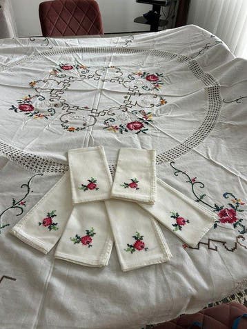 Tovaglia rotonda con ricamo punto croce ed uncinetto in puro