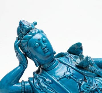 Guanyin bleu de paon au repos sur un lit de lotus - Grès,