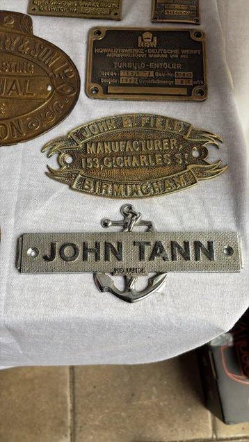 11 historische messing fabrikantplaten – Engelse kluizen en