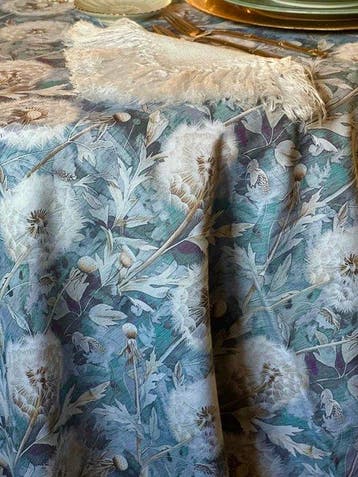 Tafelkleed met winterse paardenbloemprint voor grote tafels.