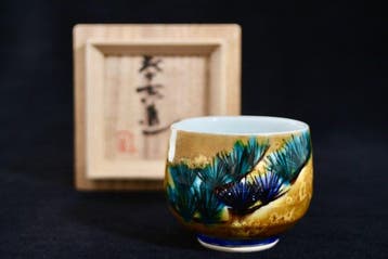 Kutani Shomei Guinomi (Pine Reflection Sake Cup) - Orde van