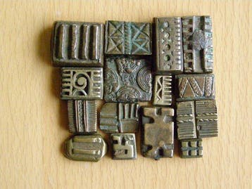 VIJFTIEN GEOMETRISCHE GOUDGEWICHTEN 289 gram - Abrammuo -