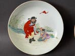 Een paar Famille Rose figurale schalen, 20e eeuw -