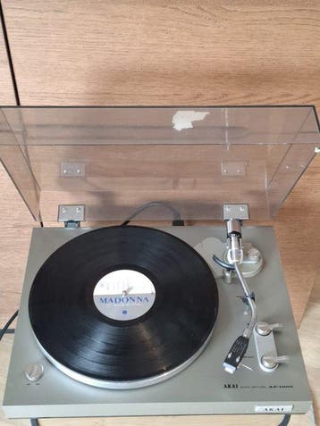 Akai - AP-100C Auto-Return Belt-Drive Platenspeler
