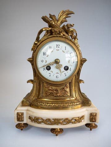 Klok en garnituur set - Samuel Marti Louis XVI - Verguld