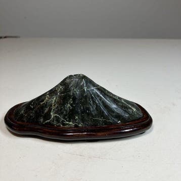 Japanse suiseki: Yojuro-steen in de vorm van Mt. Fuji met