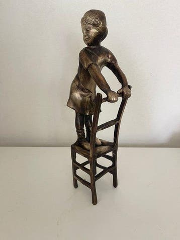 After Joan Clará Ayats - Beeld, Young Girl Climbing on a, Antiquités & Art, Antiquités | Céramique & Poterie