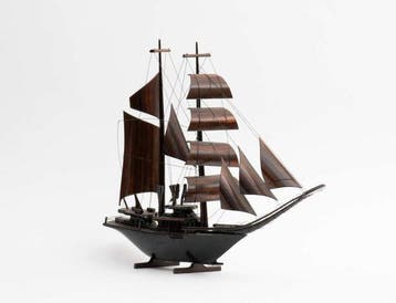 Een gestoken hardhouten modelschip - Navire miniature, Nieuw