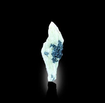 Zwarte hematietkristalclusters op feldspaarmatrix – mineraal