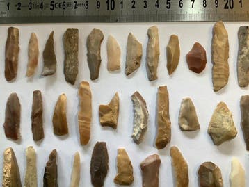 Neolithisch partij van 50 vuurstenen Werkgereedschap - 7 cm, Antiek en Kunst