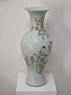 Vase - Porcelaine, Un vase en porcelaine chinoise de, Antiek en Kunst