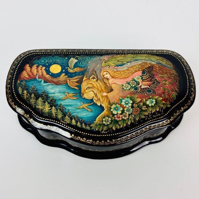 Doos - Gesigneerde Russische lakminiatuurdoos met, Antiek en Kunst, Curiosa en Brocante