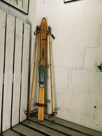 1950 - Vintage houten ski’s met bamboe skistokken —, Antiquités & Art