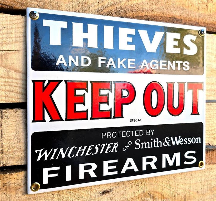 Keep out sign protected with firearms emaille bord, Collections, Marques & Objets publicitaires, Envoi