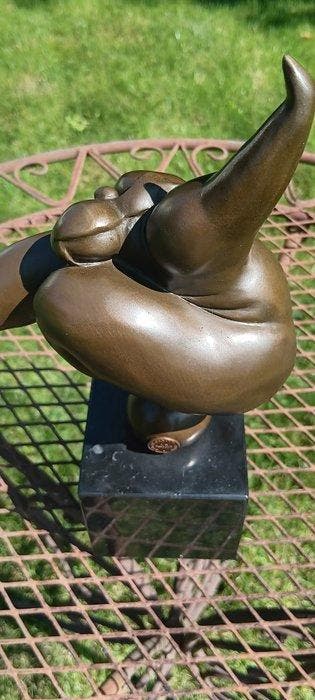 Sculpture, Brons beeld van een forse gymnaste - 26 cm -