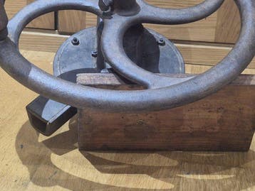 Gran molinillo de café antiguo de hierro fundido con volante