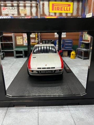 KK Scale 1:18 - Modelauto - Porsche 924 Turbo