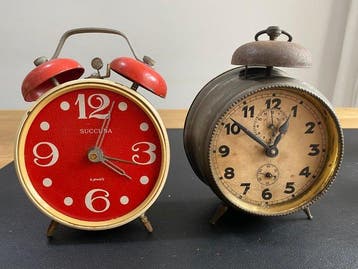 Klok (5) - Metaal - 1930-1940 - klokken en wekkers, Antiek en Kunst