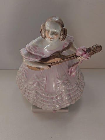 Herend - Miklos Ligeti - Beeld, Dériné - Lady Playing Guitar