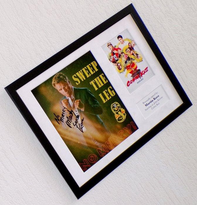 Cobra Kai - Martin Kove (John Kreese), Premium Framed,, Verzamelen, Film en Tv