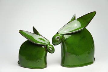 Urszula Despet - sculptuur, Green Hares - 20 cm - Keramiek -