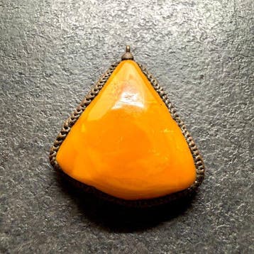 Oude hanger met natuurlijke hele steen Baltisch amber 15,91