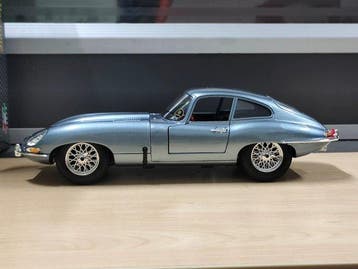 Bburago 1:18 - Voiture miniature - Jaguar E-type Coupe