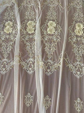 Elegante en kostbare barokke tule met bloemmedaillons. -