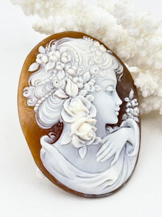 CASSIS MADAGASCARIENSIS - Cameo - Handgesneden camee, Antiquités & Art, Curiosités & Brocante