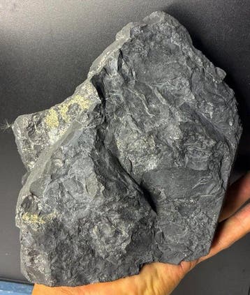 1.800 kg, Enorme grijze schungiet (60% tot 70% koolstof) -