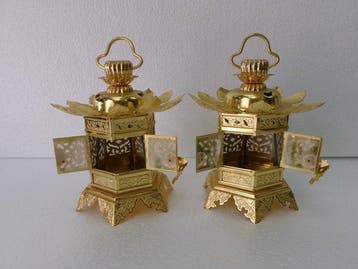 Lantaarn (2) - Een paar hexagonale hangende lantaarns.