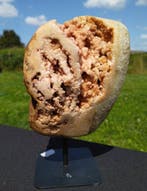 Roze en rode amethistgeode met roze amethist suikerdruse