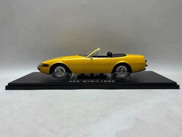 Voiture miniature à léchelle 1/18 - Ferrari - 365 GTS/4 -