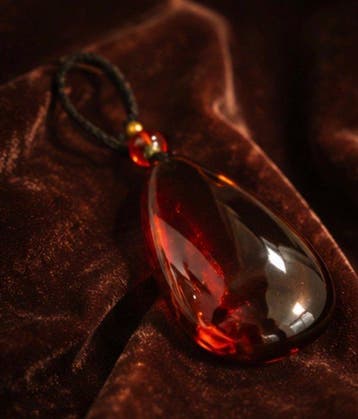 Élégant pendentif en forme de goutte dambre cognac 18,6 g -, Collections