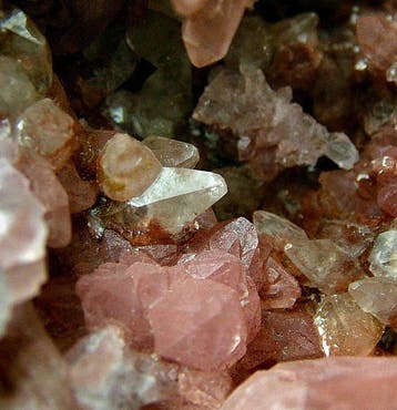Détail quartz rose « Pink Amethyst » avec calcite Cristaux