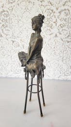BJB Bronze garanti - Statue, Elegante bronzen dame op kruk -