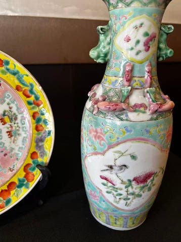 Set van 2 Chinese porseleinen stukken – vaas en bord Famille, Antiek en Kunst