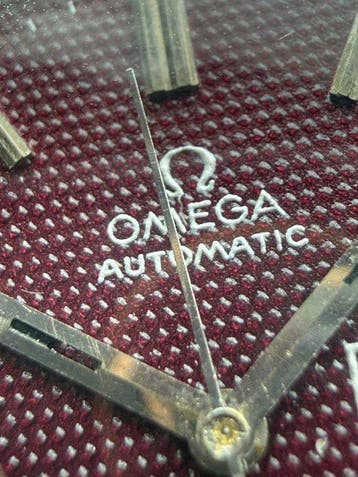 Omega - Automatic Geneve Magenta Honeycomb Dial Day-Date, Nieuw