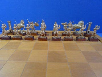 Ancien jeu déchecs en plomb doré et argenté socle en bois