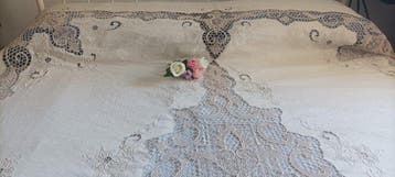 Fantastische sprei met geborduurde bloemen en fijne