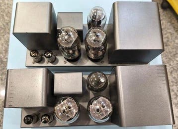 Quad - II Amplificateur de puissance mono-bloc à lampe -