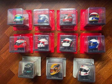 Emblem - Ferrari - 11 Caschi Ferrari Formula 1 scala 1:5, Hobby en Vrije tijd, Nieuw