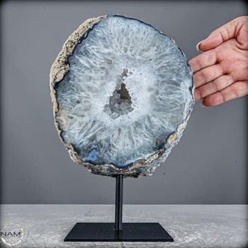 Natuurlijke amethist-agaat druse op standaard- 3910.72 g