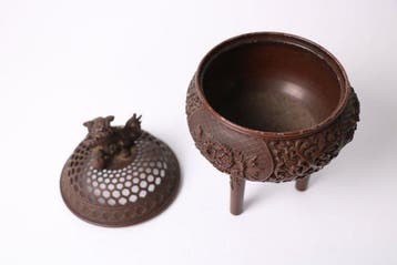 Peony and Shishi — Takaoka bronzen driepootwierookvat door