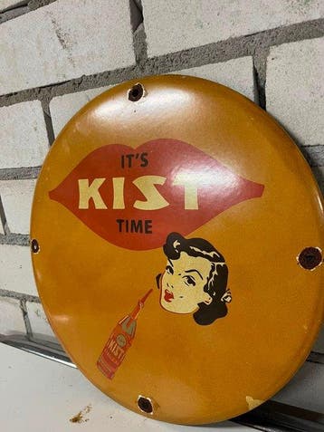 Kist Soda – “It’s Kist Time” – Emaille Reclamebord – Pin-Up