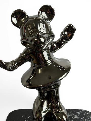 Daluxe Art - 1999 • LV Chrome Minnie Mouse Display