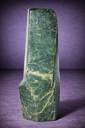 Jade néphrite naturel en forme libre avec Veines en couches