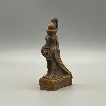 Replica van het oude Egyptische Standbeeld van de god Horus,